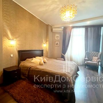Дмитрівська вул., 82