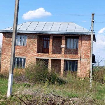 Просторий цегляний будинок, сусіди живуть!