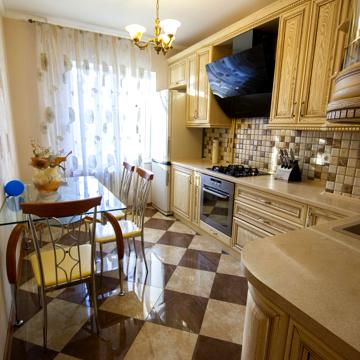 Варненська вул., 7