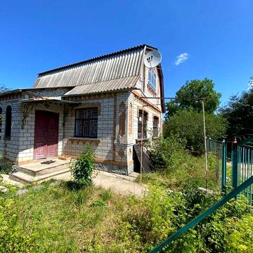 Продається дачний будинок з гаражем у мальовничому місці!