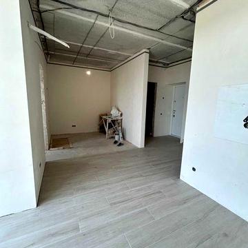 Велика однокімнатна квартра з частковим ремонтом мінімальне оформлення