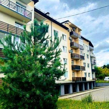 Гарна простора  квартира у затишному районі . Можна під програми
