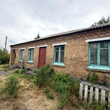 Продаж цегляного будинку в центрі села Яцьки