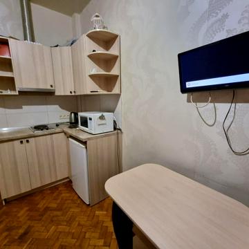 Добровольців вул., 5