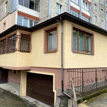 Простора 5-кімнатна квартира з гаражем та окремим входом. вул Паркова