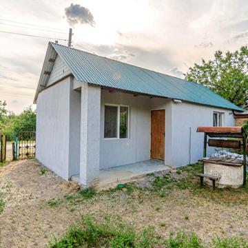 Центральна, 1