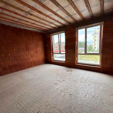 Продам трирівневий будинок, міські комунікації, чудова якість.