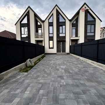 Продам трирівневий будинок, міські комунікації, чудова якість.