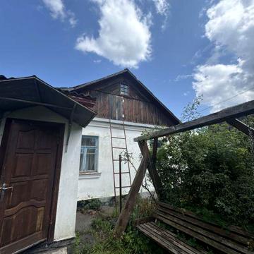 Трикімнатна частина будинку з гарною ділянкою землі