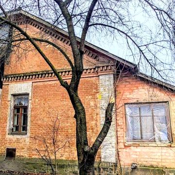 Частина будинку, квартира на землі, під ремонт, Клевань, Центр