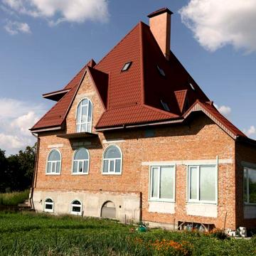 4 будинки та ділянка 1га