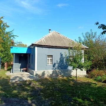 Будинок в великому селі.