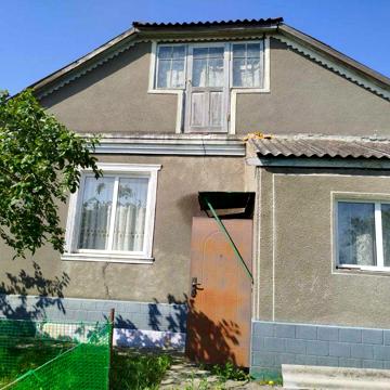Частина будинку і земельна ділянка