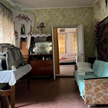 Житловий будинок та 1 га землі