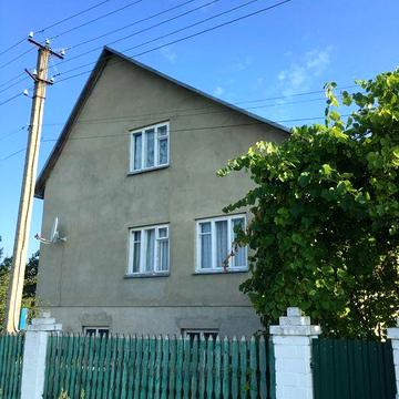 Двоповерховий будинок з садом, підвалом та господарською будівлею.