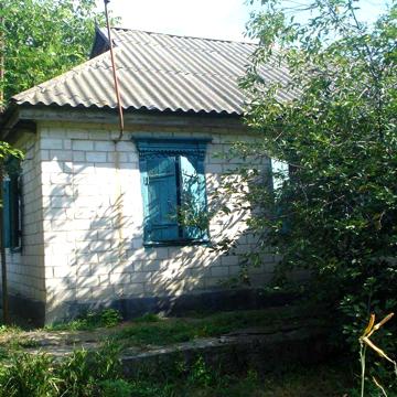 Продам  кирпичный дом  в с. Чикаловка .