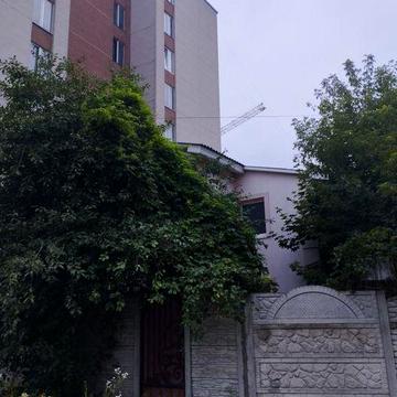 Продам частину будинку з приватизованою ділянкою ,