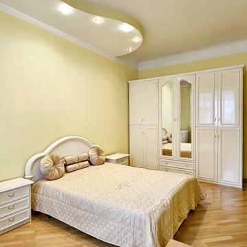 Велика Васильківська вул. (Червоноармійська), 132