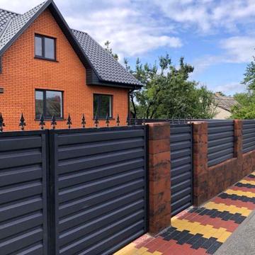 Продам будинок в районі ринку Урожай, 4 кімнати, кухня, ванна, гараж.
