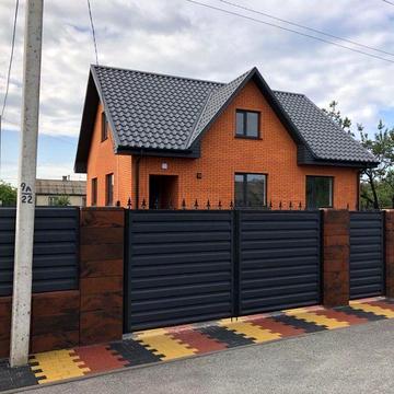 Продам будинок в районі ринку Урожай, 4 кімнати, кухня, ванна, гараж.