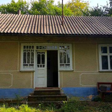 Продається будинок з землею в Івано-Франківській області