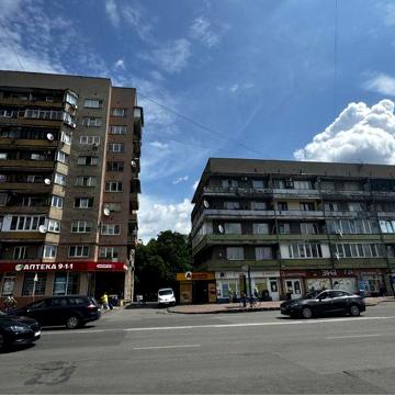 Терміновий продаж 2 поверх . Центр. Поруч з річкою