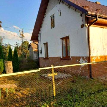 Продається житловий будинок із земельною ділянкою