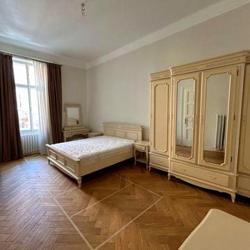 Оренда чотирикімнатної квартири в центрі Львова (вул. Стецька)