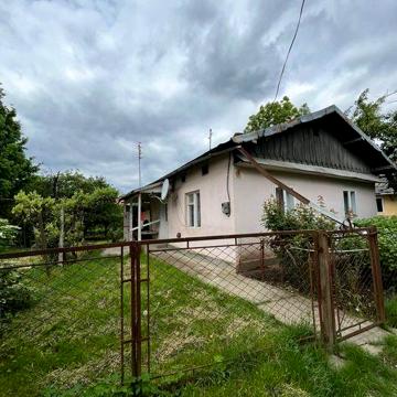 Продається житловий будинок із земельною ділянкою в цетрі міста Снятин