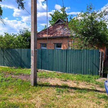 Житловий будинок з меблею та побутовою технікою.