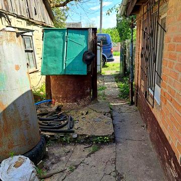 Житловий будинок з меблею та побутовою технікою.