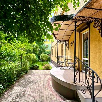 4к квартира особнячного типу. 175м.кв.Власне подвіря, гараж, укриття.