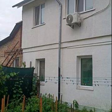Будинок в Ірпені три поверхи для двох сімей.