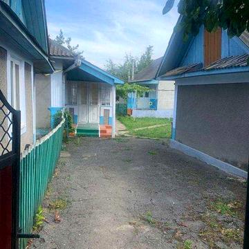 Будинок із земельною ділянкою