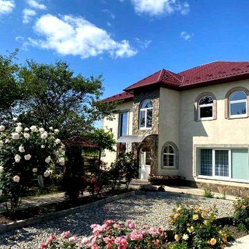 Будинок 255 м² біля озера, 50 соток землі, 25 км до Франківська