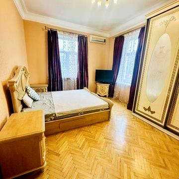 Оренда 2 х кімнатної квартири на   Хрещатик.