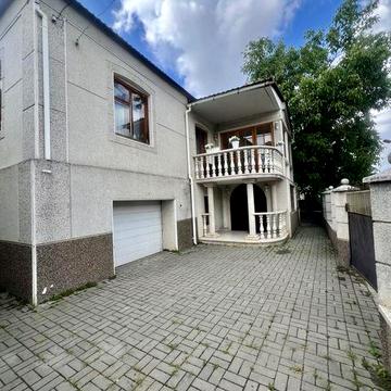 Два будинки в центрі міста