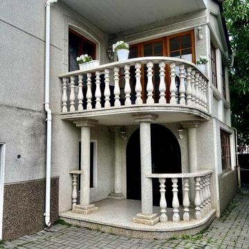 Два будинки в центрі міста