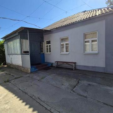 Торговельна вул., 44