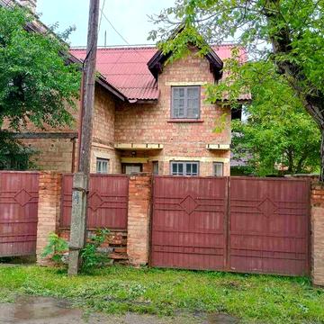 Частина будинку по вул. ІВАСЮКА (з двором і гаражем)