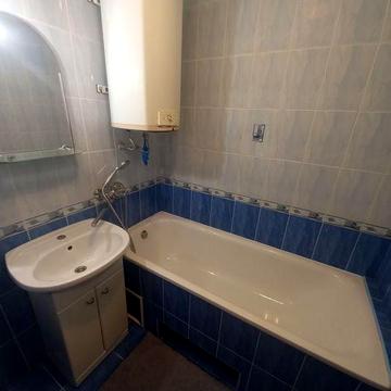 Продаж 3 кімнатної квартири в цегляному будинку по пр. Космонавтів