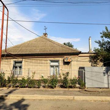 Продам половину дома с участком в центре города