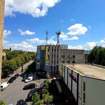 Космонавтів просп., 49