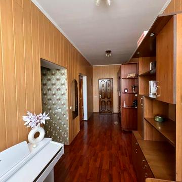 Продам квартиру 80м кв район 40-ий в парку трьохповерховий будинок.