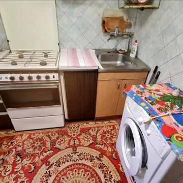Космонавтів вул., 27 