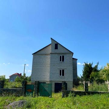 Будинок у передмісті з ділянкою — ідеальний для сім’ї. Продаж