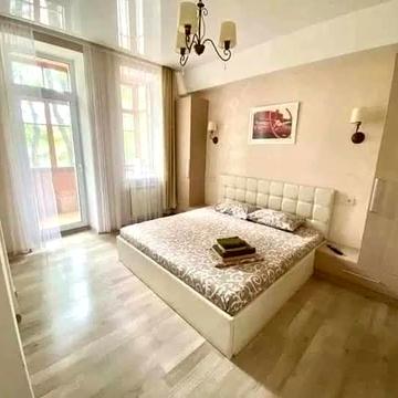 Сдам просторную 2-х комн квартиру в центре ул Леонтовича парк Шевченко