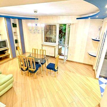 Оренда. Просторий будинок з камінним залом у центрі міста