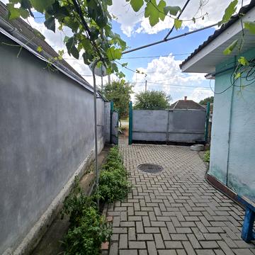 Херсонська вул., 1