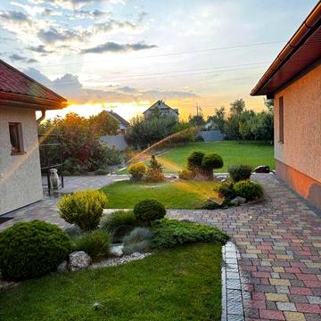 Продається гарний доглянутий будинок.